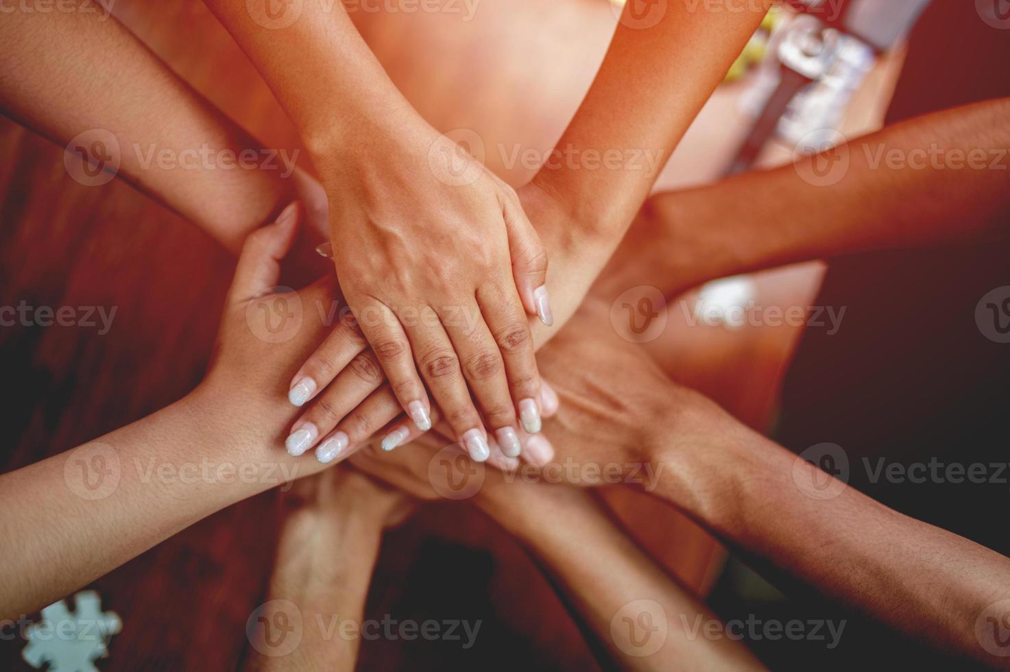 teamwork eenheid en samenwerking concept hand close-up van de hand die de puzzel met elkaar verbindt bedrijfsoplossing succes concepten en strategieën foto