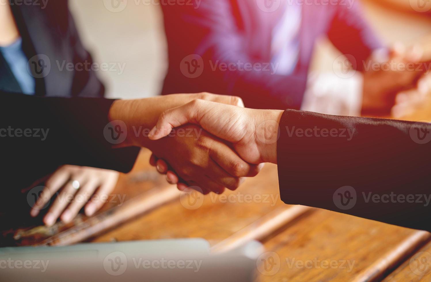 succesvolle zakenmensen die handen schudden tonen samenwerking aan het einde van de vergadering zakelijke communicatie zakelijke partners succes in zakelijk en leiderschap communicatieconcept foto