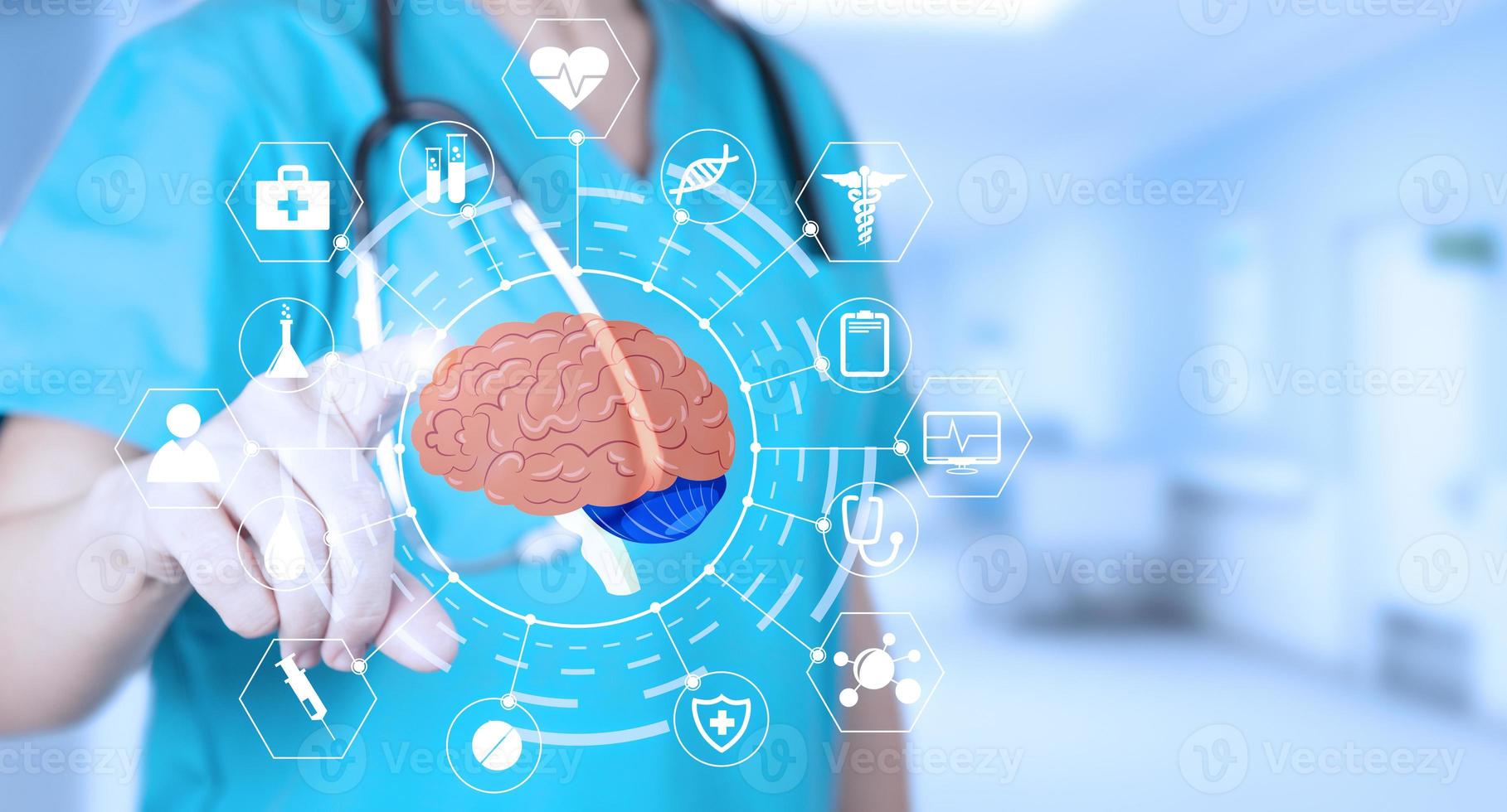 dokter neuroloog in een medisch uniform wijst een vinger naar de hersenen met medische pictogrammen, geboorteafwijkingen van de hersenen. zachte wazige ziekenhuisachtergrond. medische affiche. foto