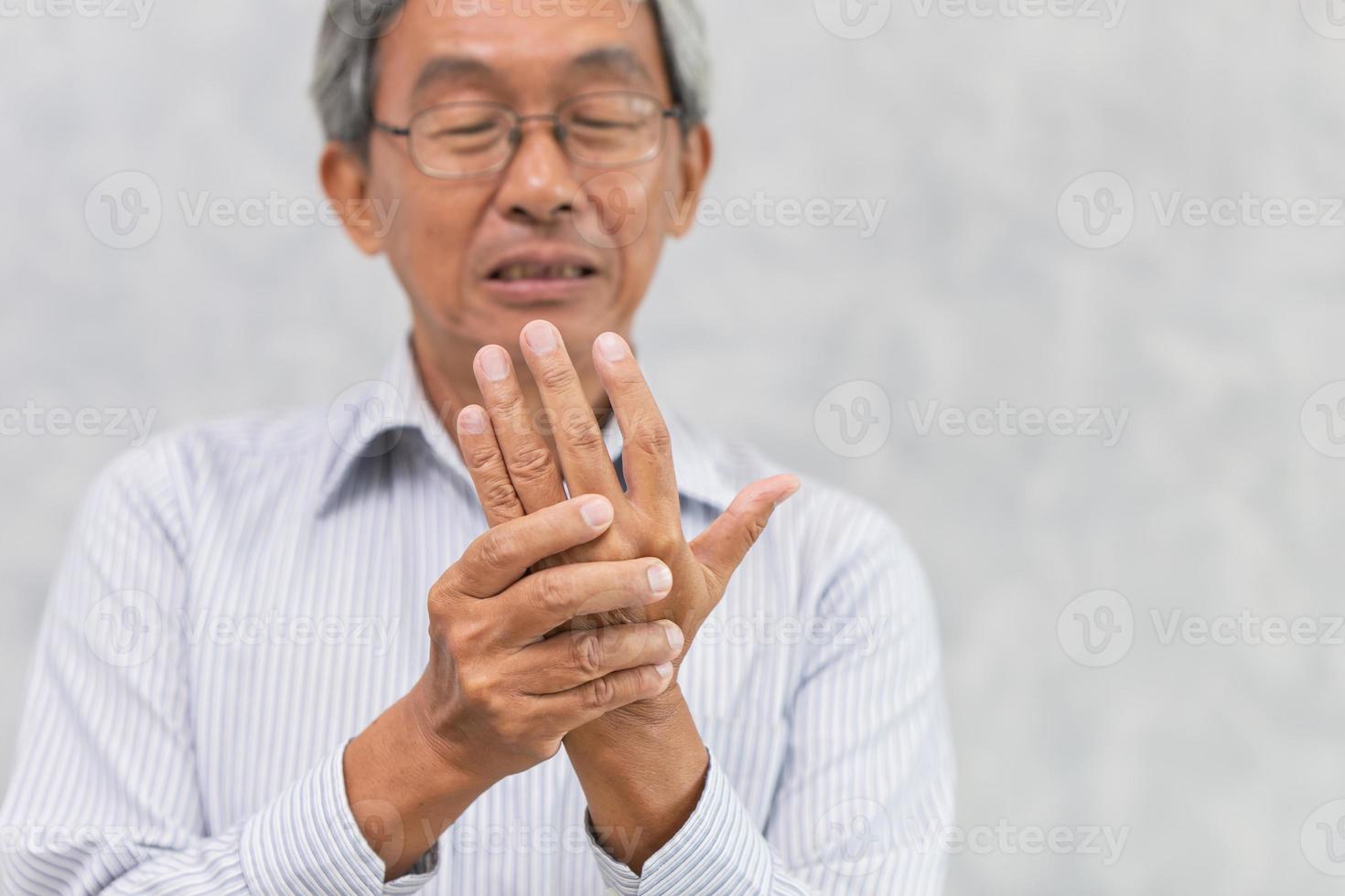 oudere handpijn met trekkervinger of reumatoïde artritis. foto