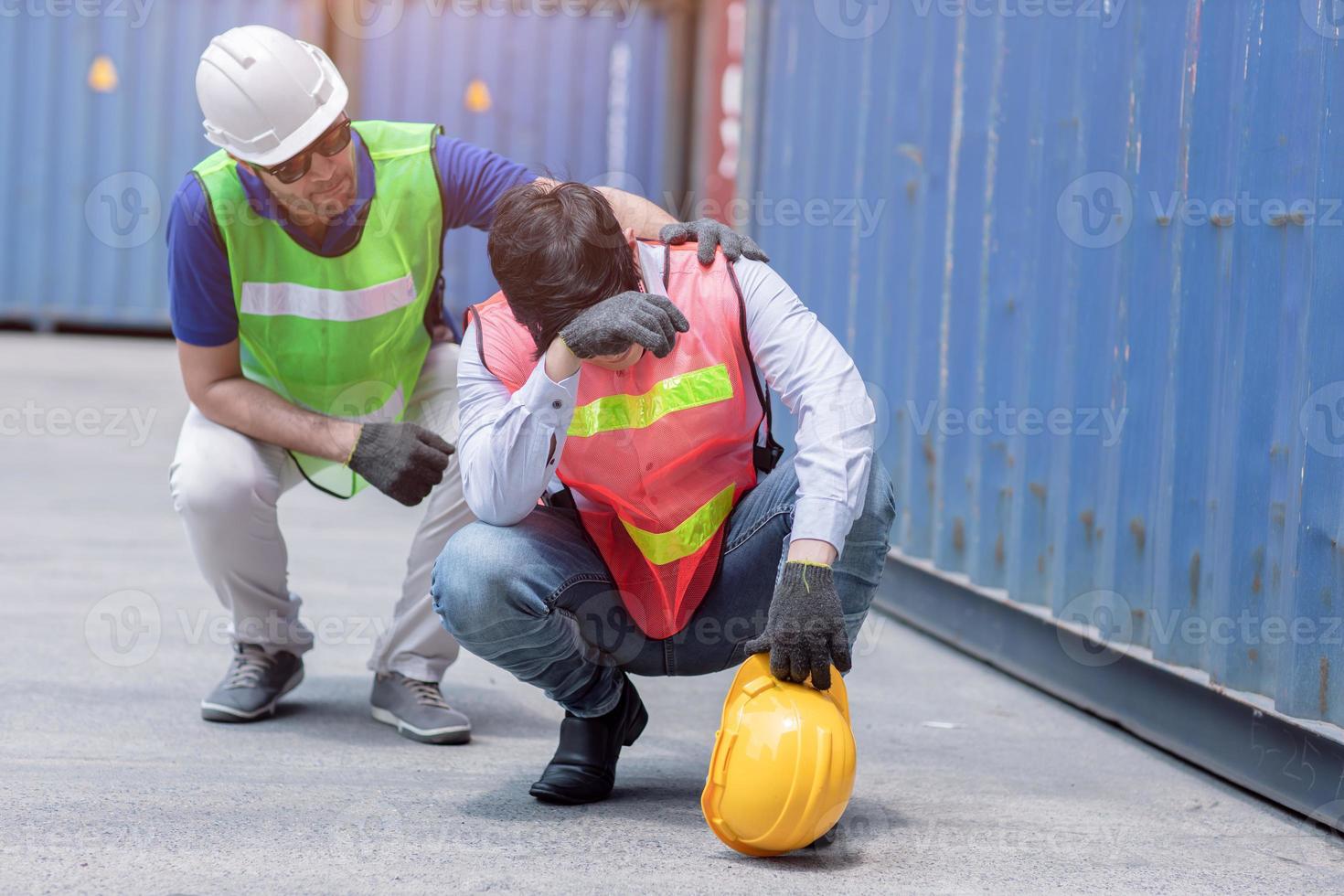 werknemer moe verdrietig van stressvol door hard werken met ondersteuning van vrienden. foto