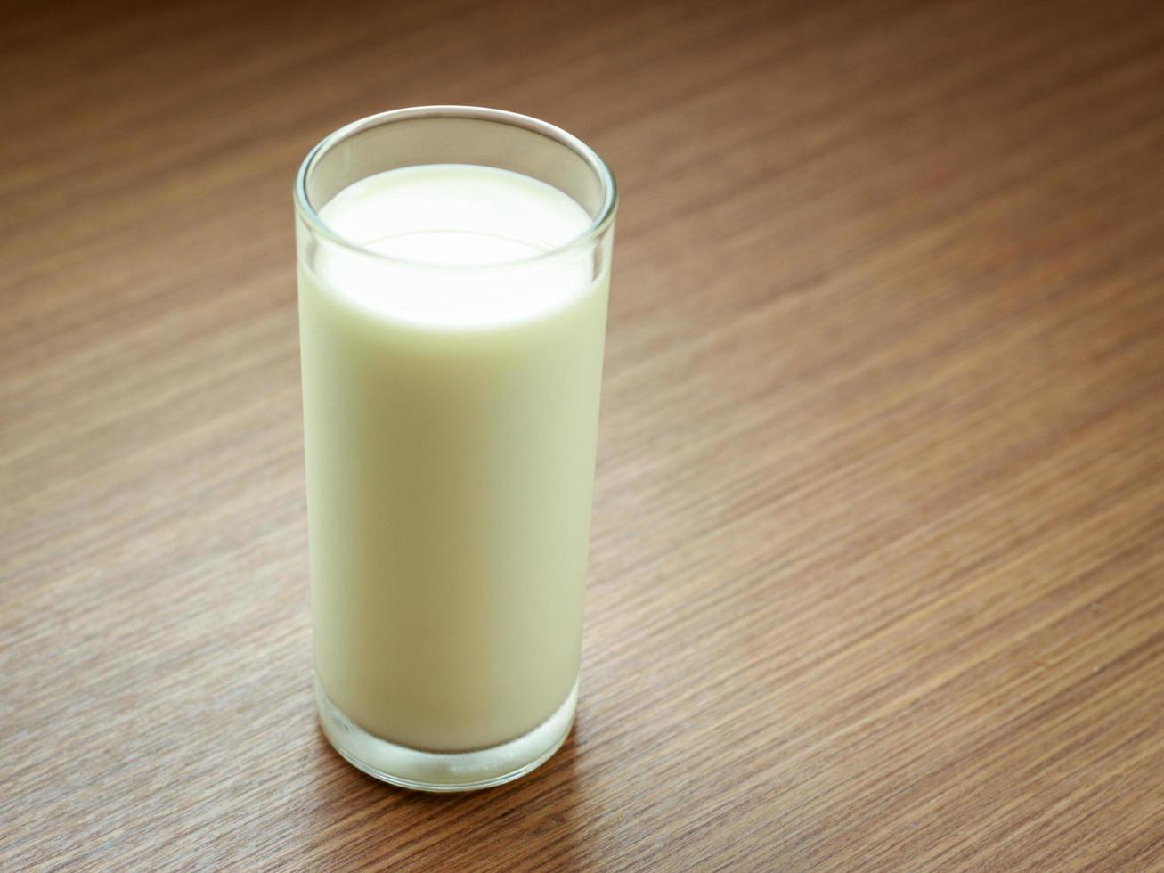 glas melk op een houten tafel, gezond eten foto