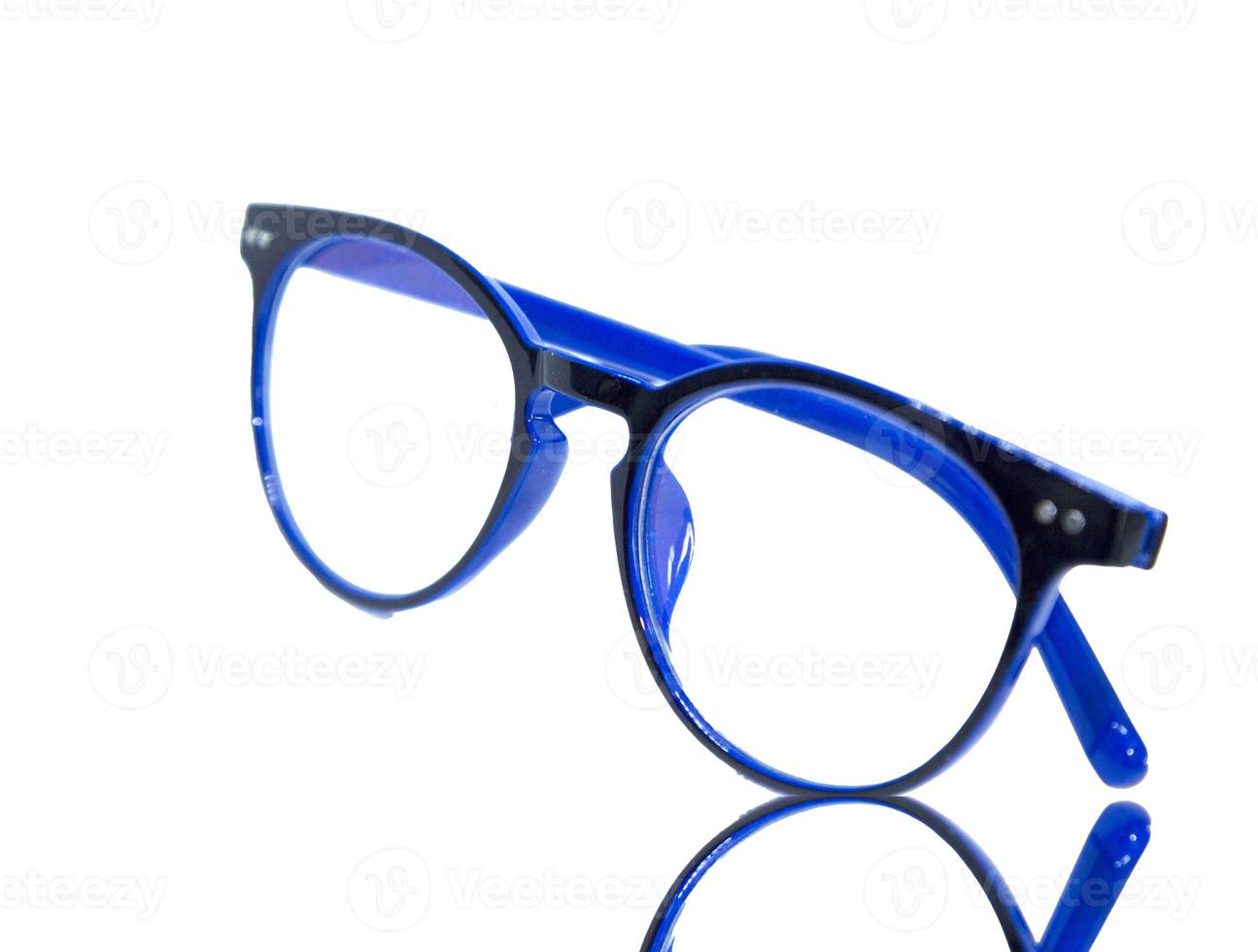 presbyopie-brillen zijn een bril voor veroudering, geschikt om te lezen, naar de telefoon te kijken op een witte achtergrond, gemaakt met flits en led-verlichting, waardoor mijn thuisstudio-opnamen helder en scherp zijn. foto