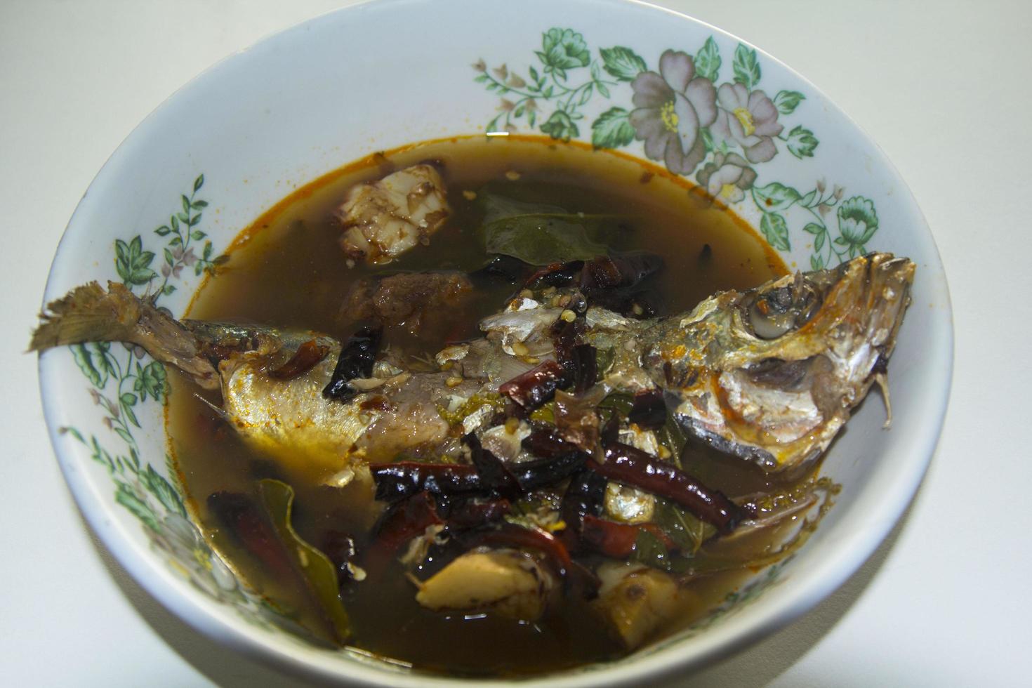 tom yum makreel pittig Thais eten voor degenen die van pittig eten houden. het is een traditionele smaak met een mix van kruiden die goed zijn voor je gezondheid en lichaam. het is een straatvoedsel in Thailand. foto