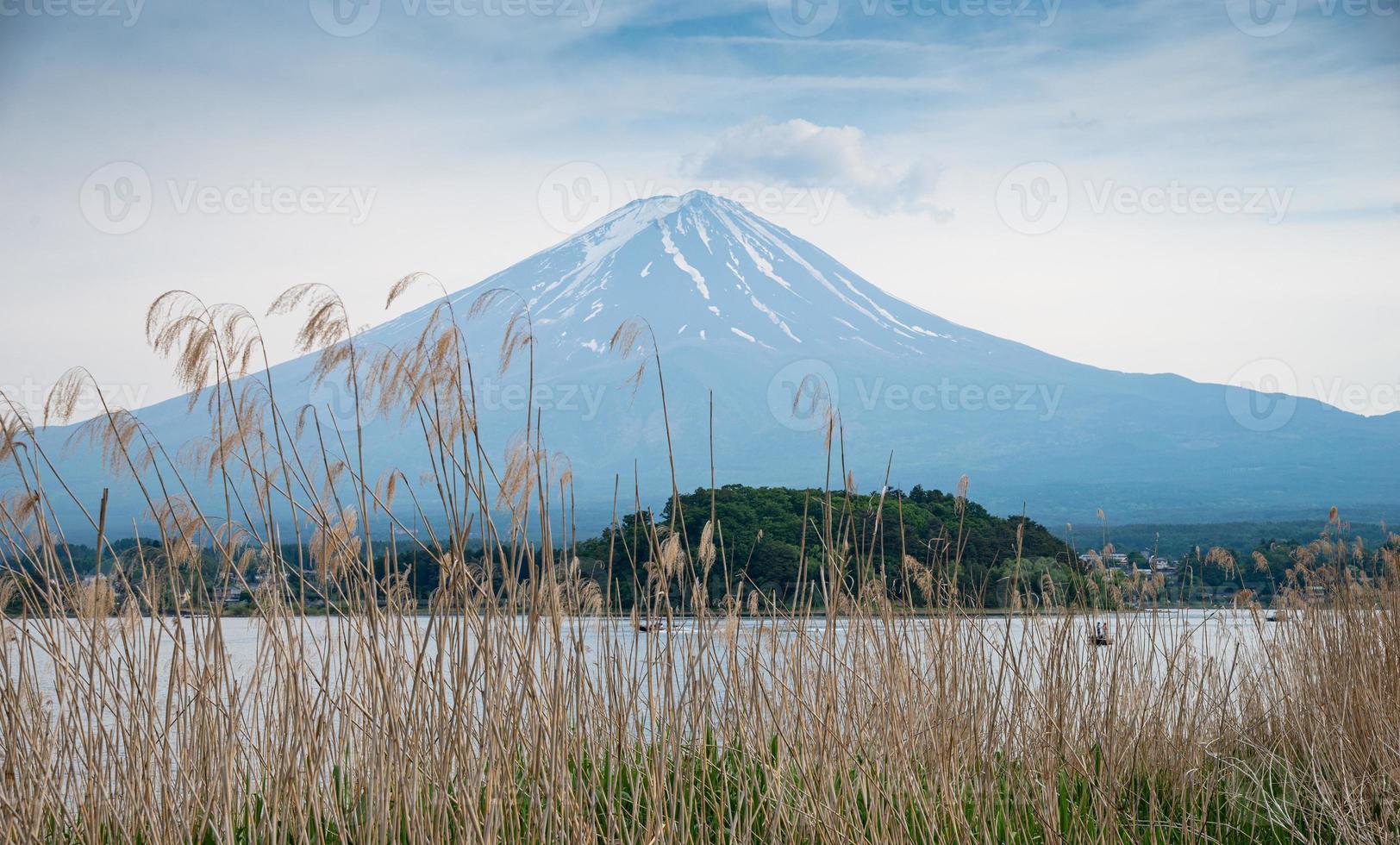 prachtige Fuji-berg met wolk en blauwe lucht in de zomer, de beroemde bezienswaardigheid en attractieplaats van toeristen die een lange vakantie hebben in Japan, Lake Kawaguchiko foto