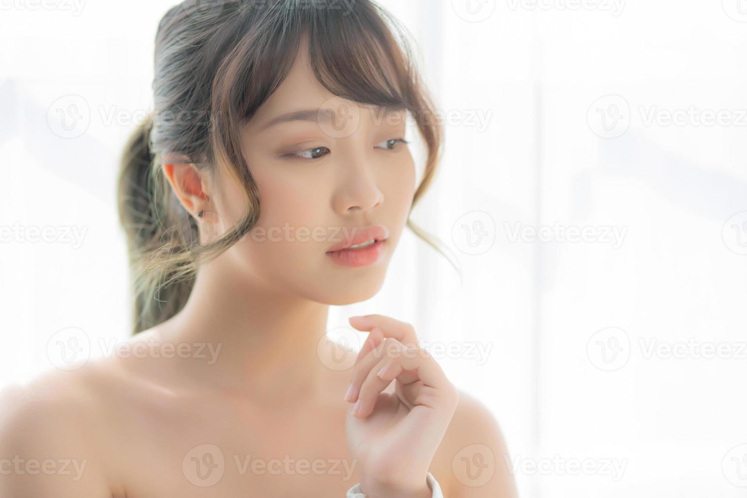 mooi portret jonge aziatische vrouw make-up van cosmetische, azië meisje glimlach en gelukkig aantrekkelijk, gezicht schoonheid perfect met wellness huidverzorging en gezondheidszorg, lifestyle welzijn concept. foto