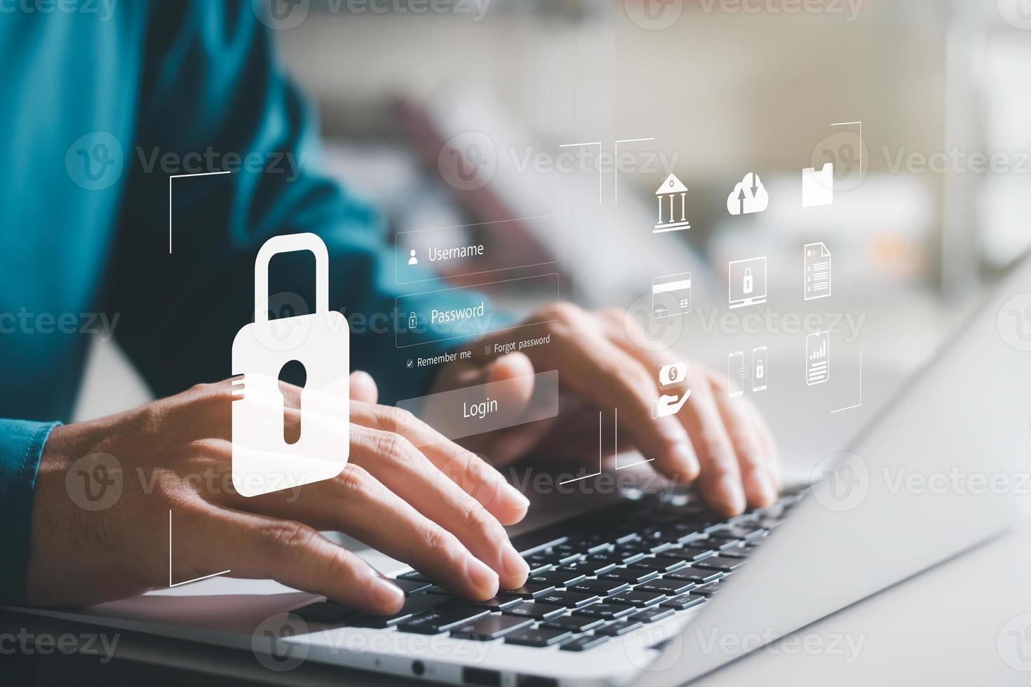 cybersecurity concept wereldwijde netwerkbeveiligingstechnologie, zakenmensen beschermen persoonlijke informatie. encryptie met een sleutelpictogram op de virtuele interface. foto