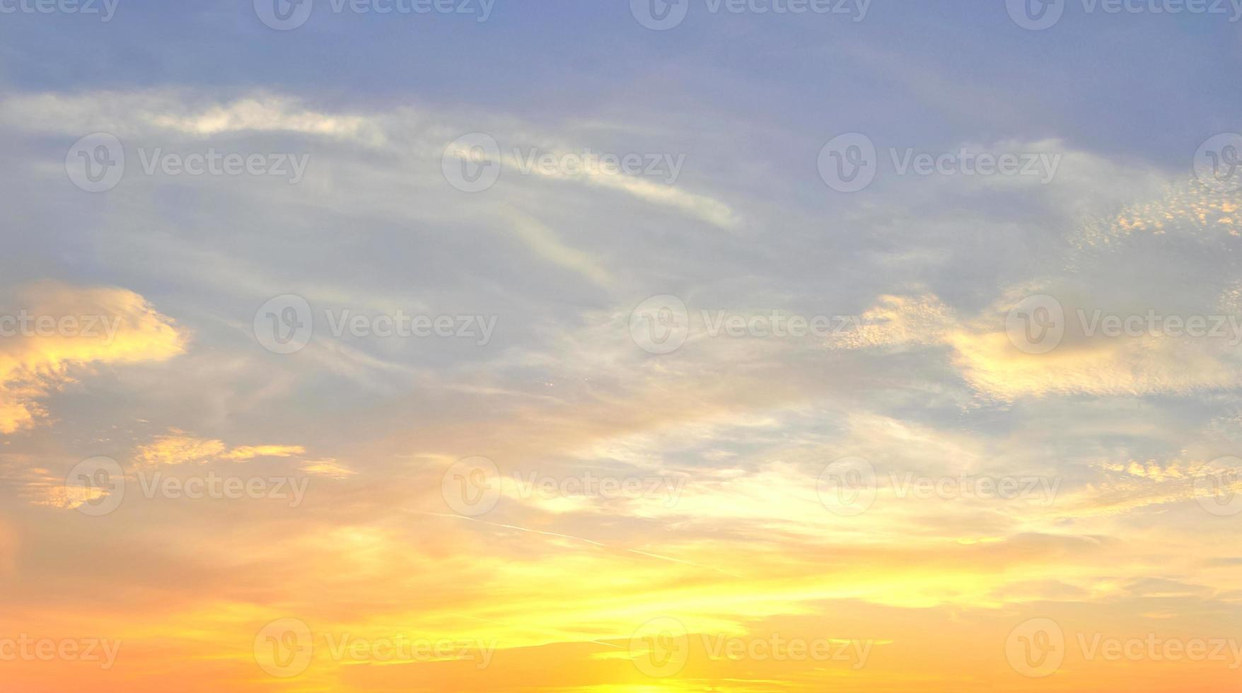 prachtig panorama met hoge resolutie van oranje en rode zonsondergangwolken in de avondlucht foto