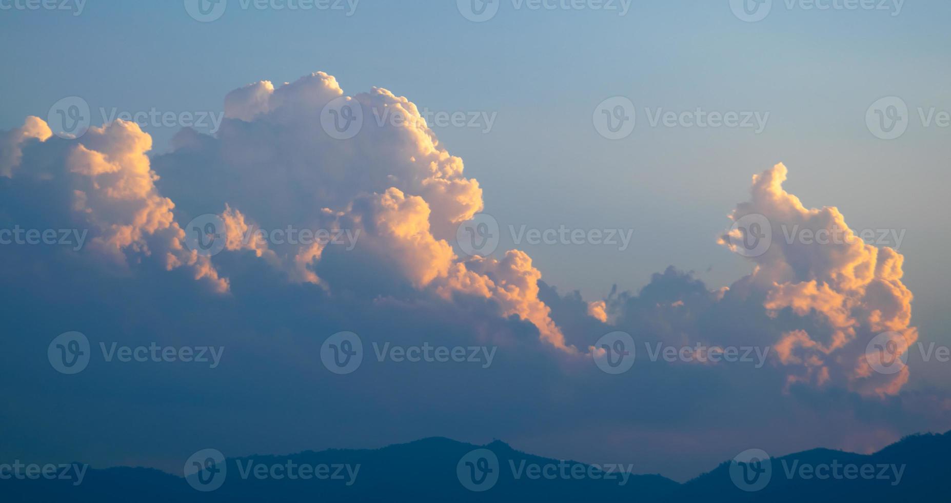 hemelachtergrond met de wolk. natuur abstract foto