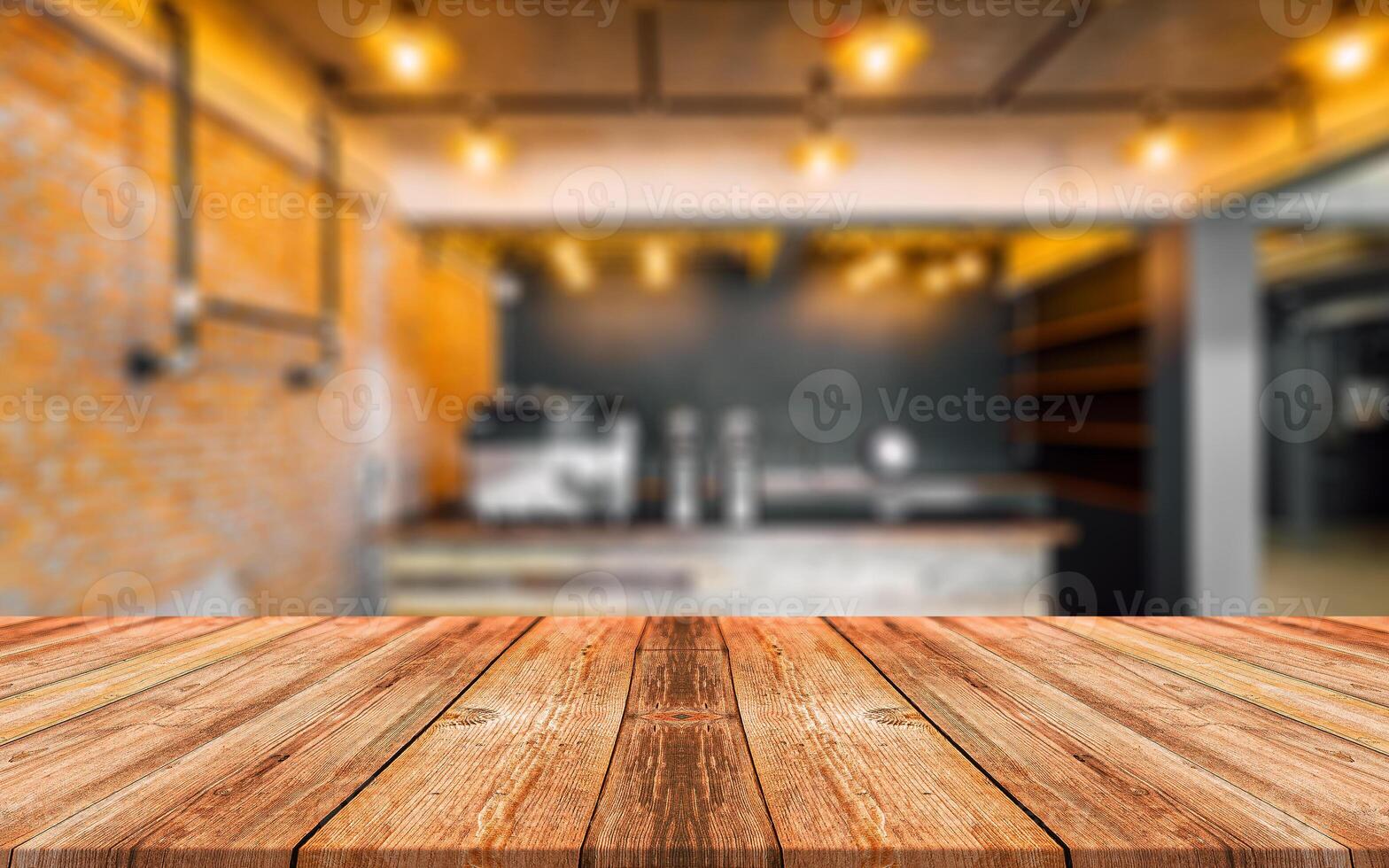 lege houten tafel voor abstracte onscherpe achtergrond van coffeeshop. houten tafel aan de voorkant kan worden gebruikt voor het weergeven of monteren van uw producten. mock-up voor weergave van het product foto