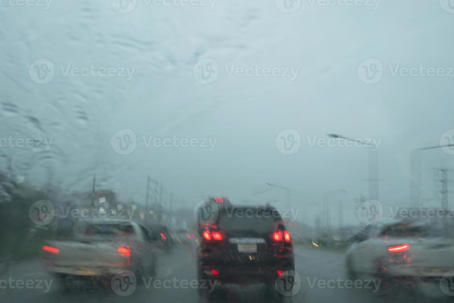 rijden op een regenachtige dag en zware regen gezien vanaf de voorruit foto