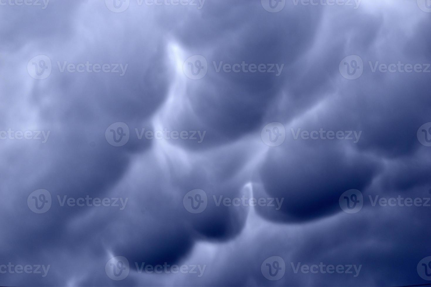 zwaar onweer blauwe wolken mammatuswolk foto