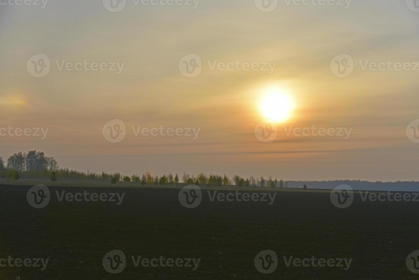 ochtendzonsopgang in de waas van bergen en velden foto