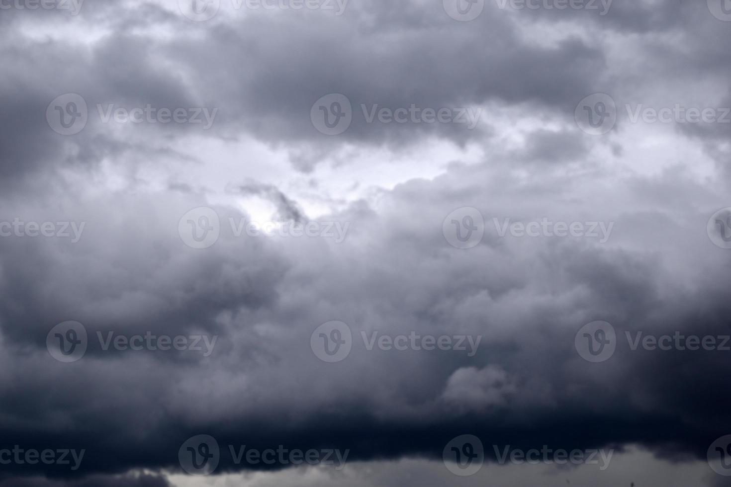 zware onweersblauwe wolken met regen en storm foto