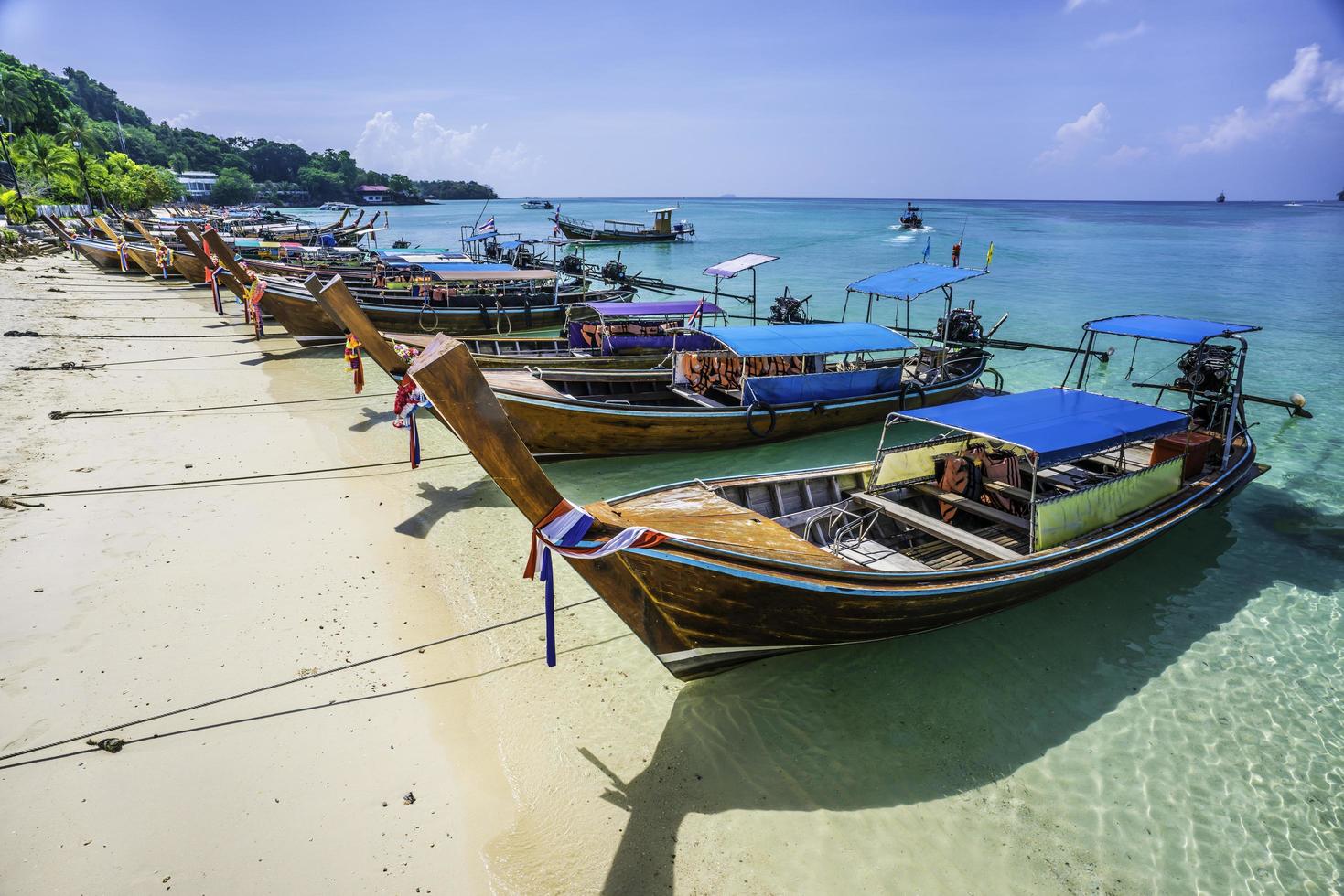 krabi, thailand -maya baai strand op phi phi ley eiland schone witte zandstranden en smaragdgroene zee. foto