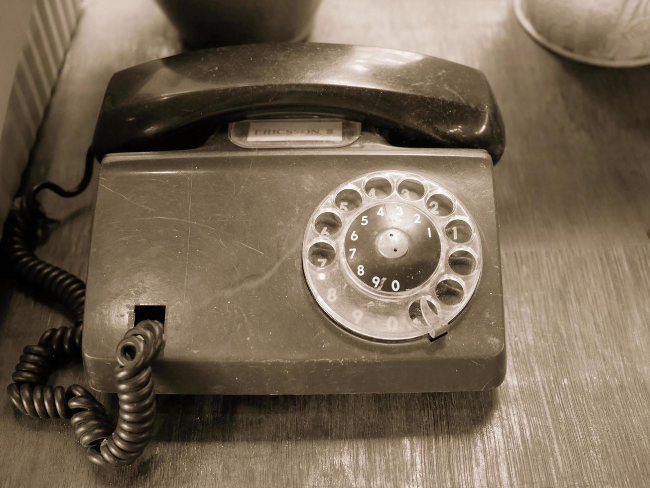 foto van een oude telefoon in vintage stijl.