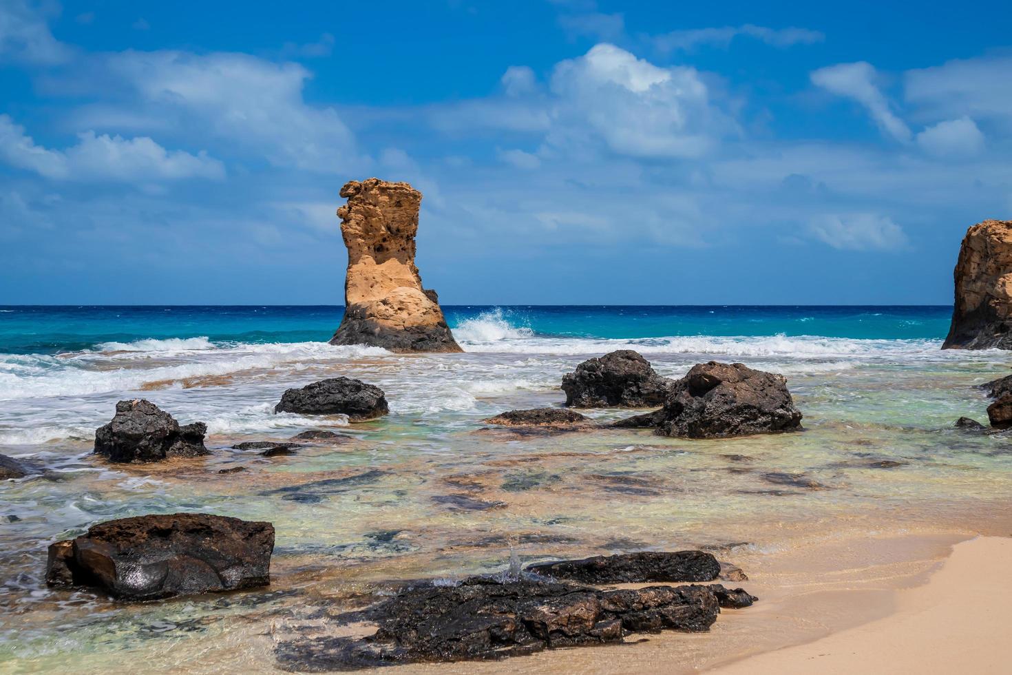 grote stenen op het strand behang foto
