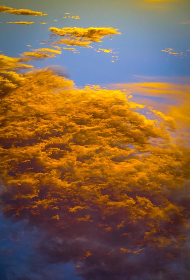 dramatische rode en oranje lucht en wolken abstracte achtergrond. rood-oranje wolken op avondrood. warm weer achtergrond. kunst foto van de hemel. zonsondergang abstracte achtergrond. schemering en dageraad concept gratis foto