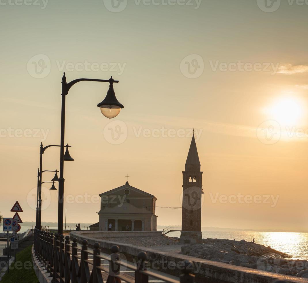 klokkentoren van het heiligdom van de madonna dell'angelo foto