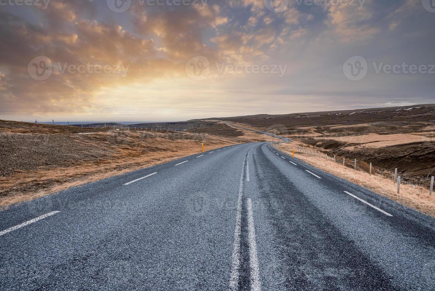 prachtig uitzicht op lege weg te midden van vulkanisch landschap tegen lucht tijdens zonsondergang foto