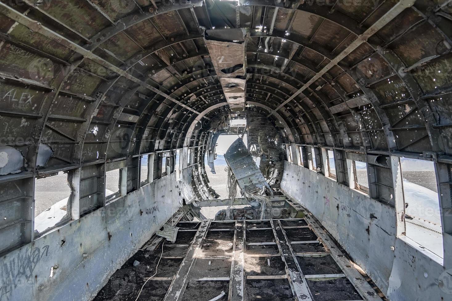 interieur van gecrasht militair vliegtuigwrak op het zwarte zandstrand in solheimasandur foto