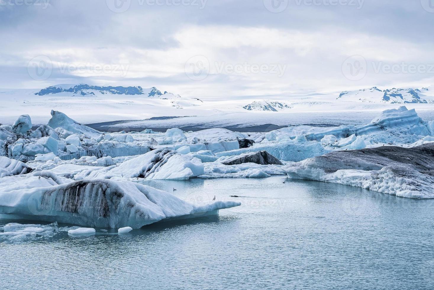 prachtige ijsbergen drijvend in de jokulsarlon-gletsjerlagune in het poolklimaat foto