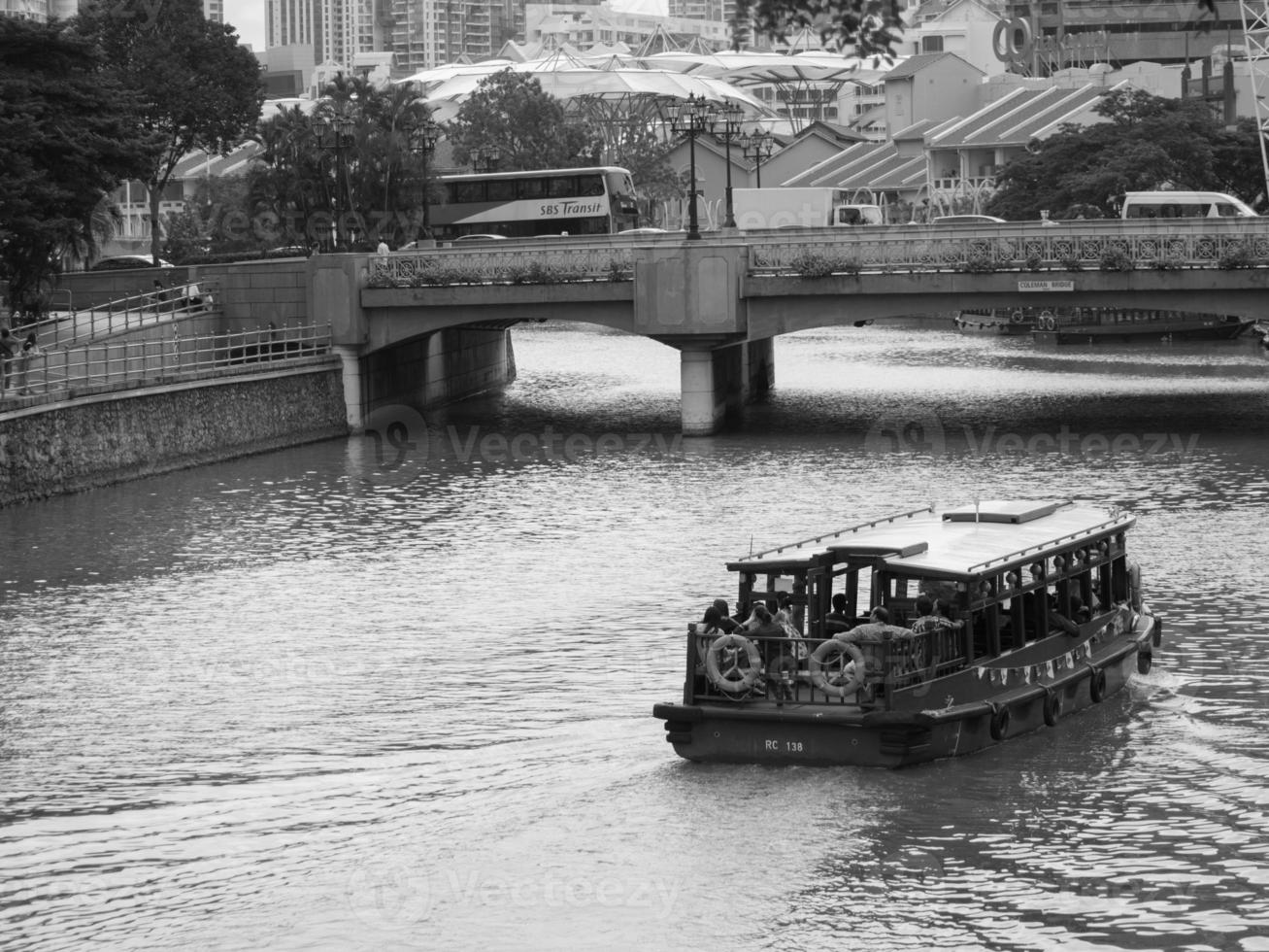 bumboat op singapore rivier foto
