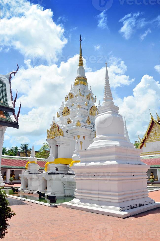chedi bij wat phra borommathat chaiya tempel in surat thani foto
