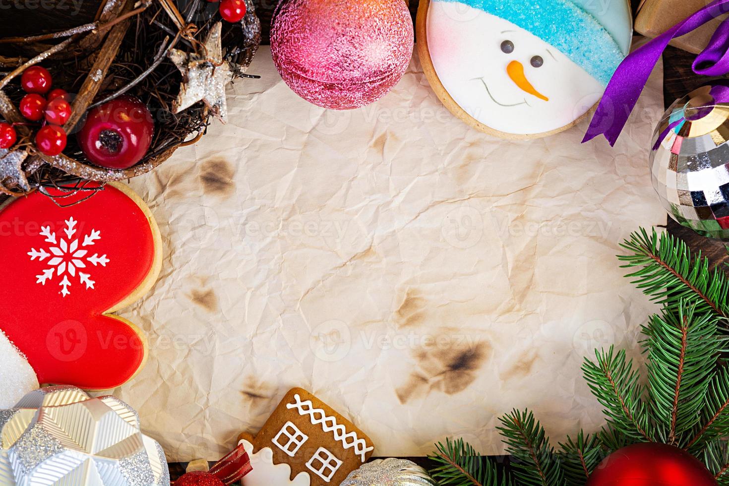 kerstsnoepjes, gemberkoekjes op houten ondergrond. kerst achtergrond foto