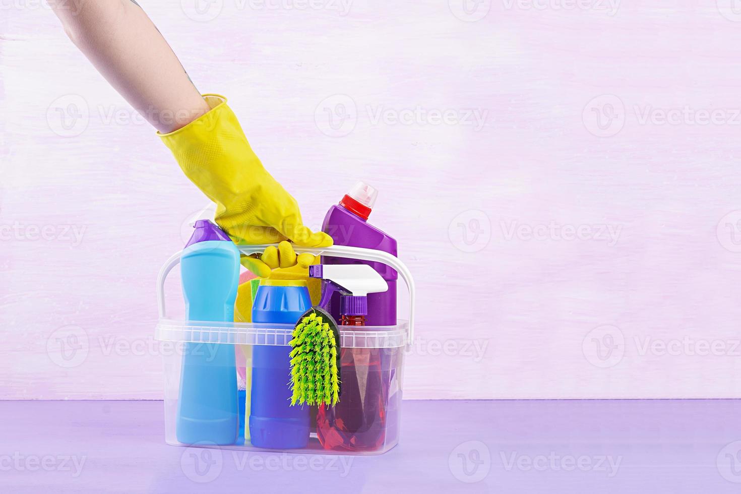 schoonmaak dienstverleningsconcept. kleurrijke reinigingsset voor verschillende oppervlakken in keuken, badkamer en andere kamers. foto