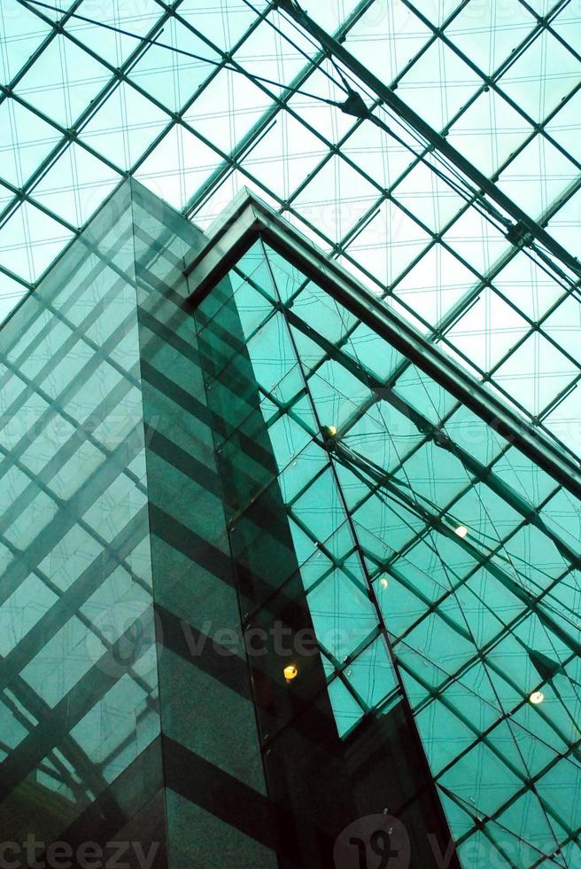 in een glazen gebouw foto