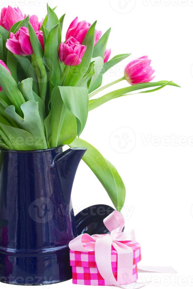 boeket van veelkleurige tulp bloemen in witte pot foto