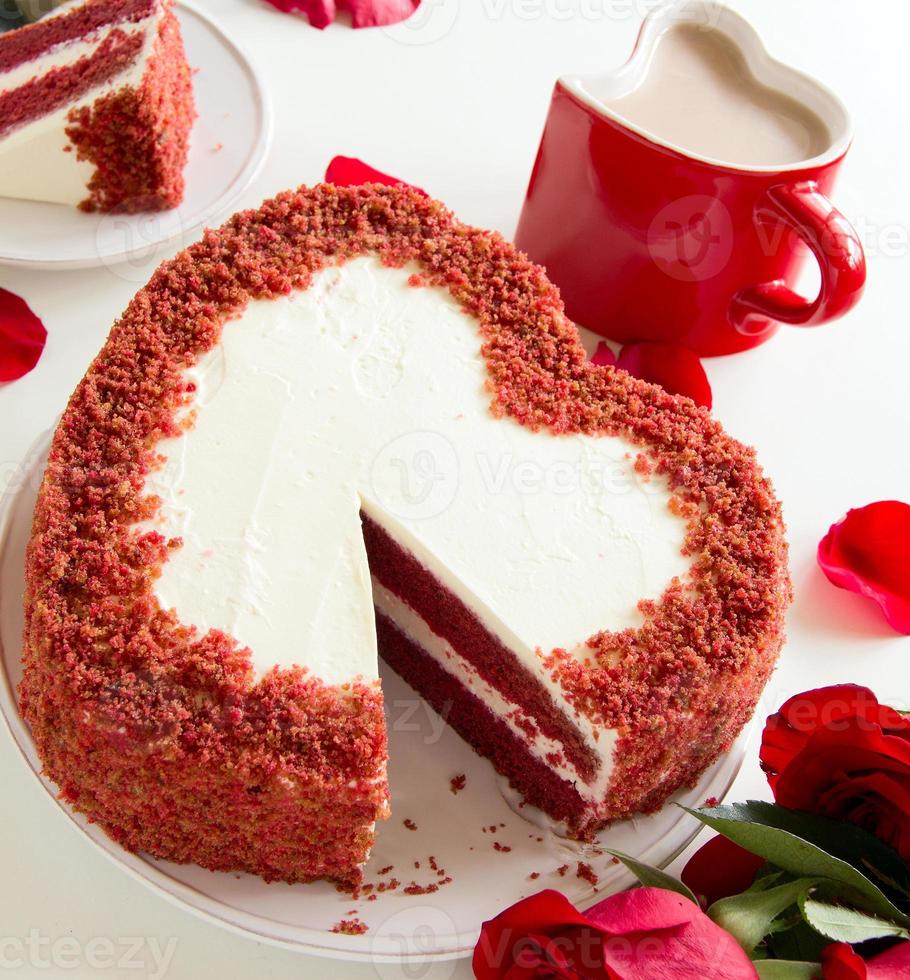 cake "rood fluweel" in de vorm van hart. Valentijnsdag. foto