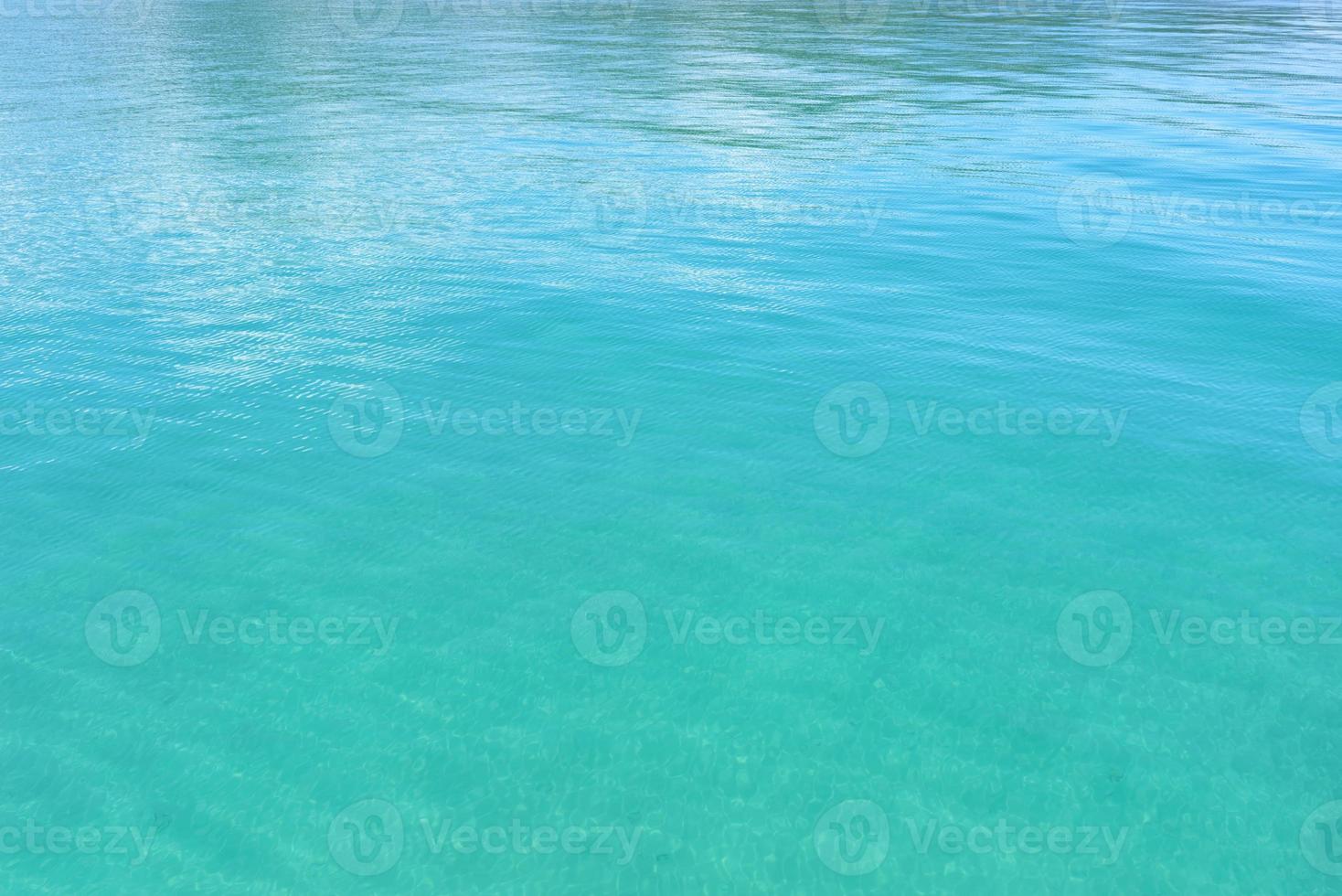 schittering op het zeeoppervlak foto