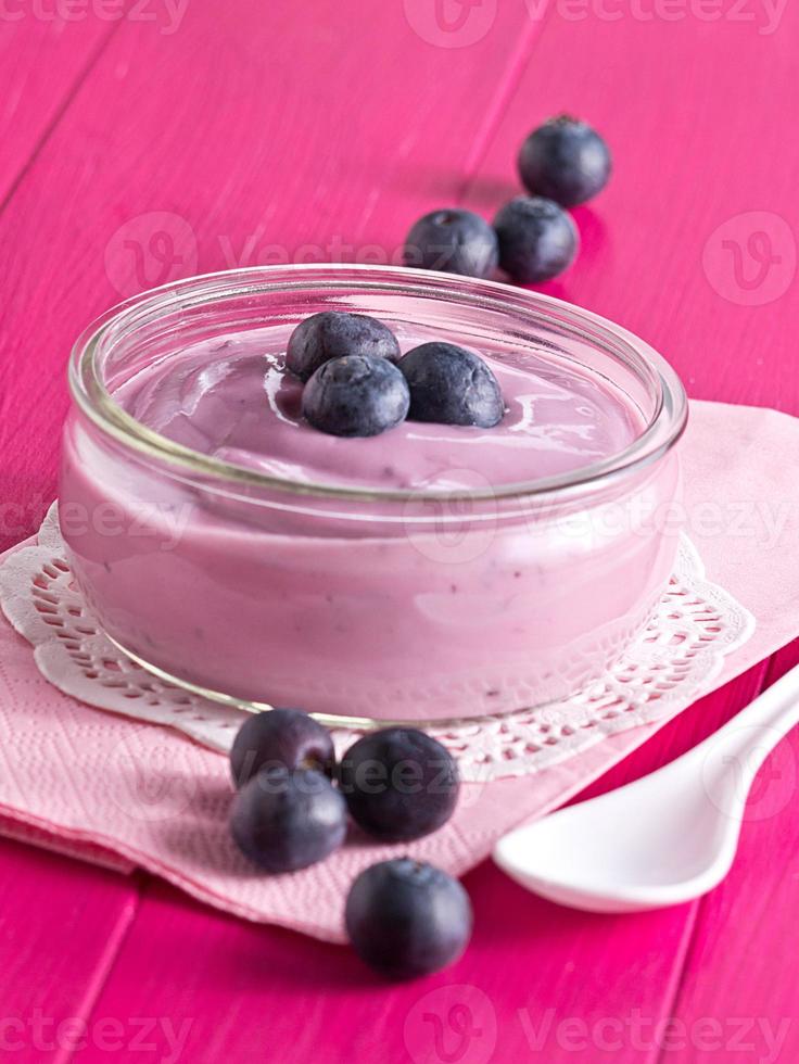 joghurt mit frischen heidelbeeren foto