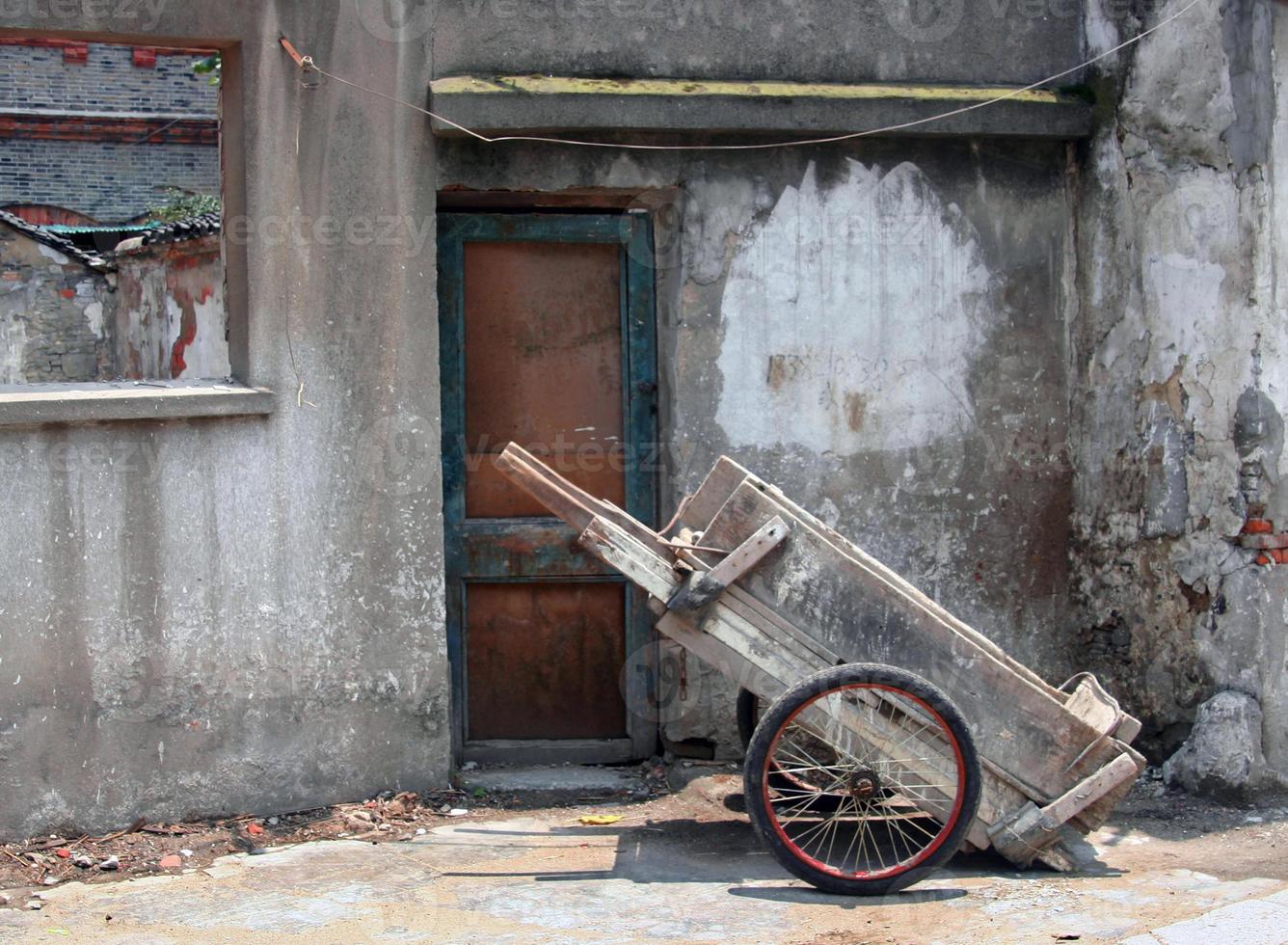 China straatbeeld deur en kruiwagen foto