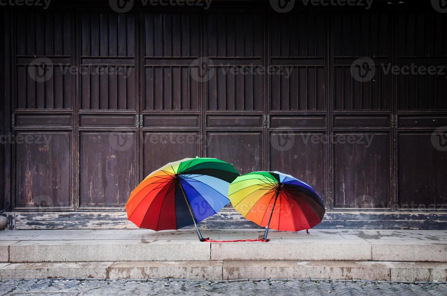 regenboogparasols in de oude stad van suzhou, china foto