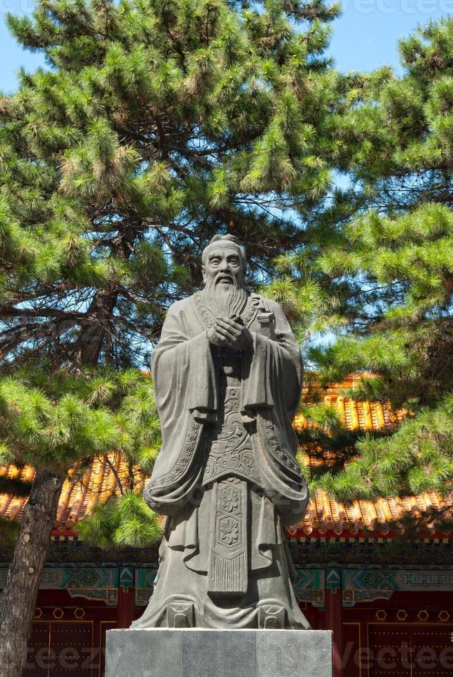 standbeeld van confucius foto