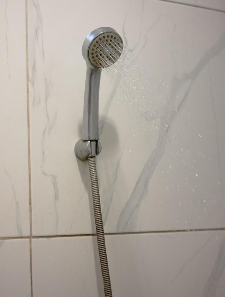 douchewater in de badkamer bij gebruik foto