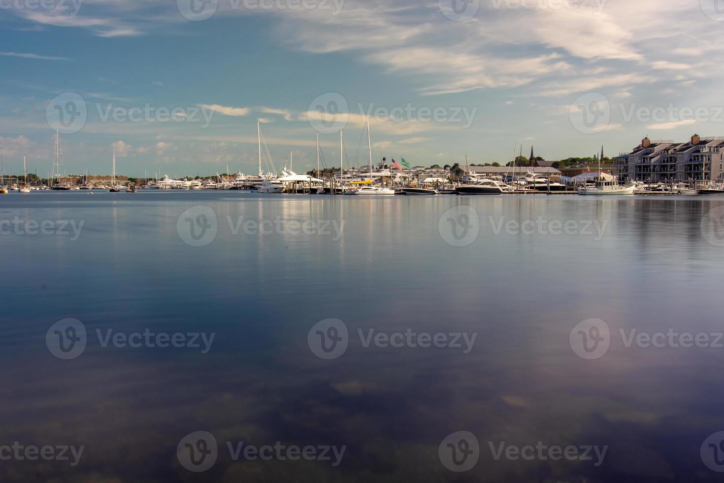 kustlijn en waterkant in de buurt van newport rhode island foto