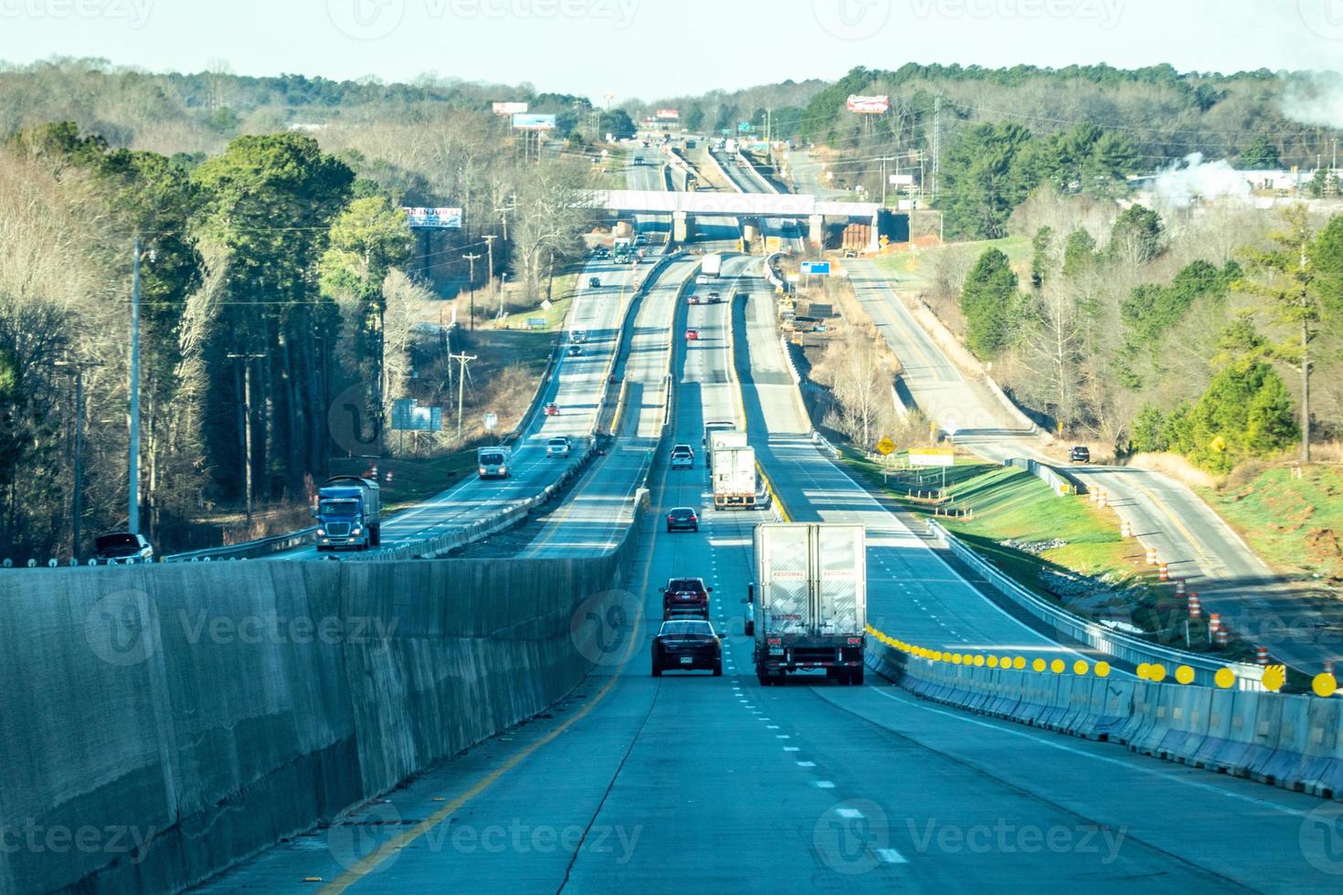abstracte snelweg constructie tijdens het rijden foto