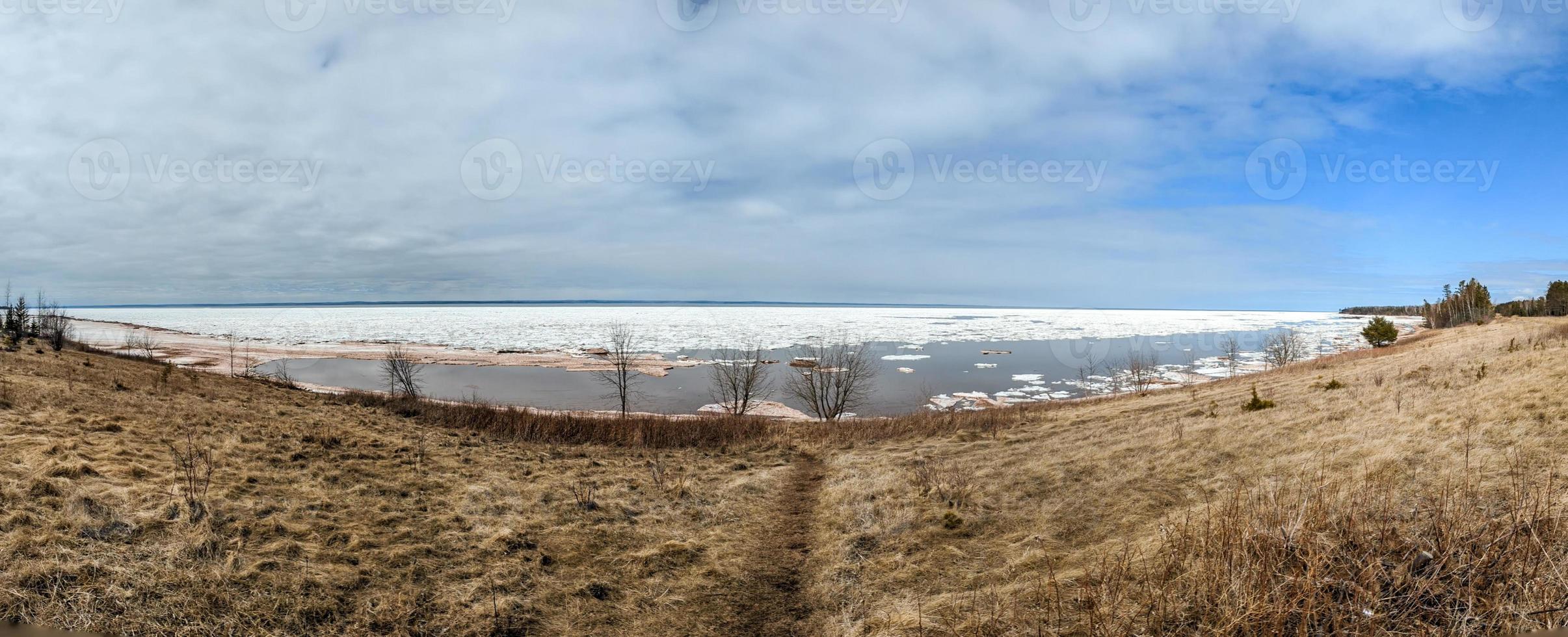 ijzige kustlijn aan lake superior in wisconsin foto