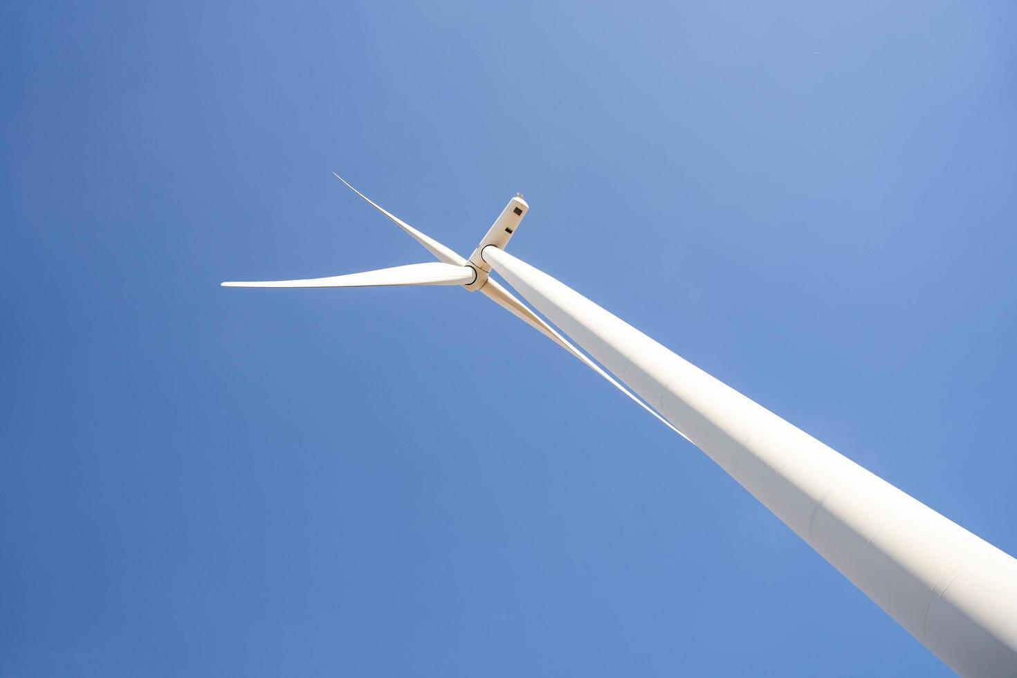 windturbines zijn alternatieve elektriciteitsbronnen, het concept van duurzame hulpbronnen, mooie lucht met turbines van windgeneratoren, hernieuwbare energie foto