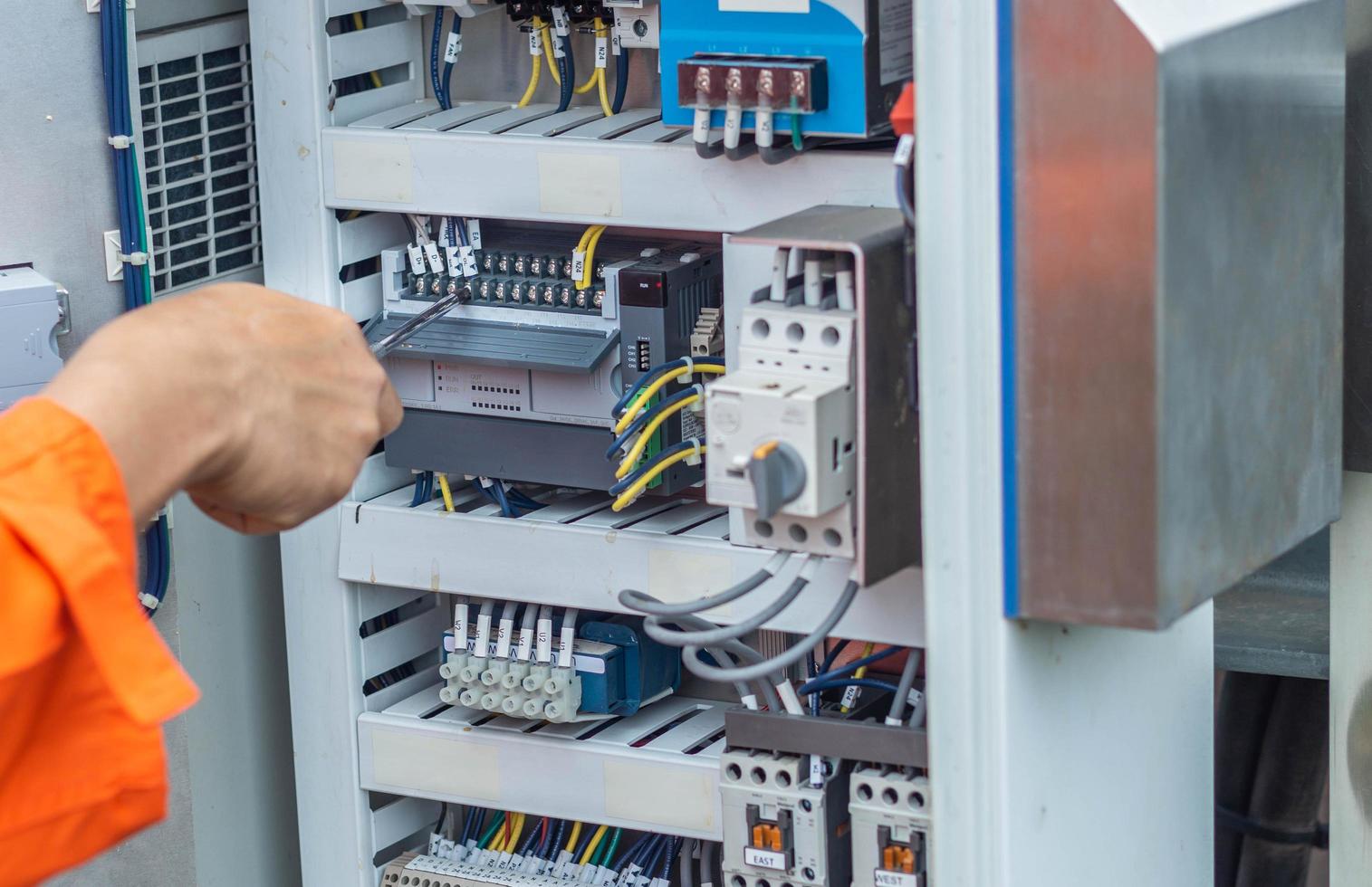 ingenieurs controleren de werking van het bedieningspaneel, zonnepaneelaanpassingssysteem volgens de zon, professioneel ingenieursconcept over zonnecelsysteem; foto