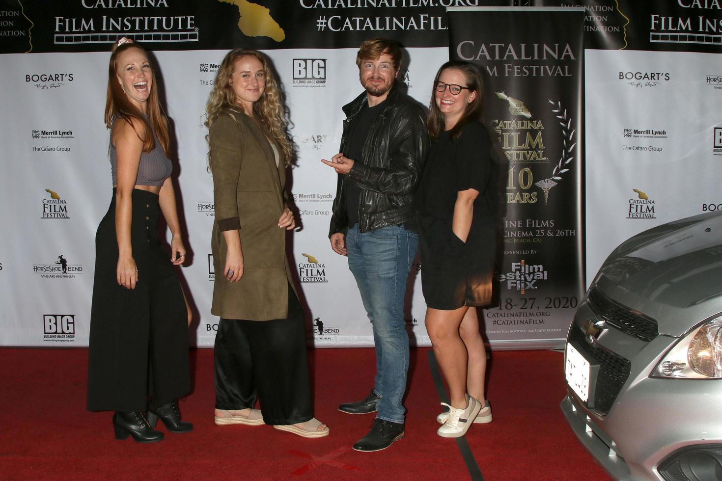 los angeles 26 sep - emily hanley, april moreall, gasten op het catalina filmfestival rijden door de rode loper, zaterdag in het scottish rite event centre op 26 september 2020 in long beach, ca foto