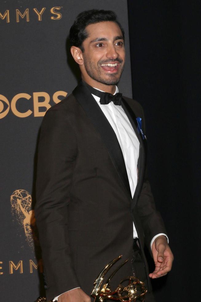 los angeles 17 sep - riz ahmed bij de 69e primetime emmy awards perskamer in de jw marriott gold ballroom op 17 september 2017 in los angeles, ca foto