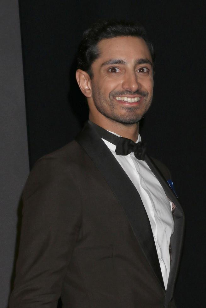 los angeles 17 sep - riz ahmed bij de 69e primetime emmy awards perskamer in de jw marriott gold ballroom op 17 september 2017 in los angeles, ca foto