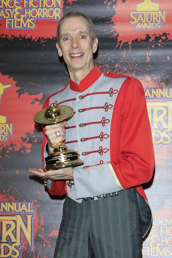 los angeles 26 okt - doug jones bij de 46e jaarlijkse saturn awards perskamer in het marriott congrescentrum op 26 oktober 2021 in burbank, ca foto