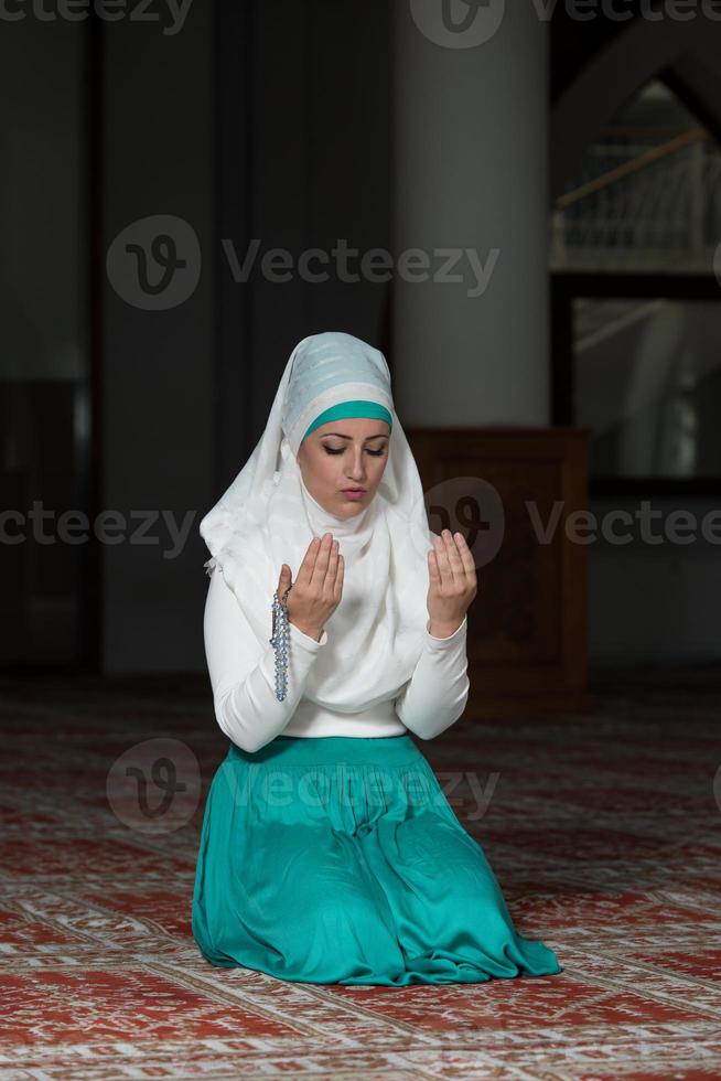 nederige moslim gebed vrouw foto