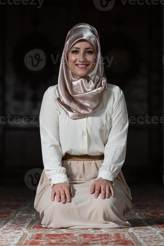 portret van jonge moslimvrouw foto